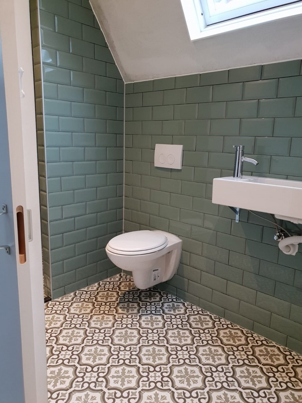 De-Haan-Onderhoud-Badkamer-wand-vloer-tegelen-hangend-toilet-wastafel-installeren