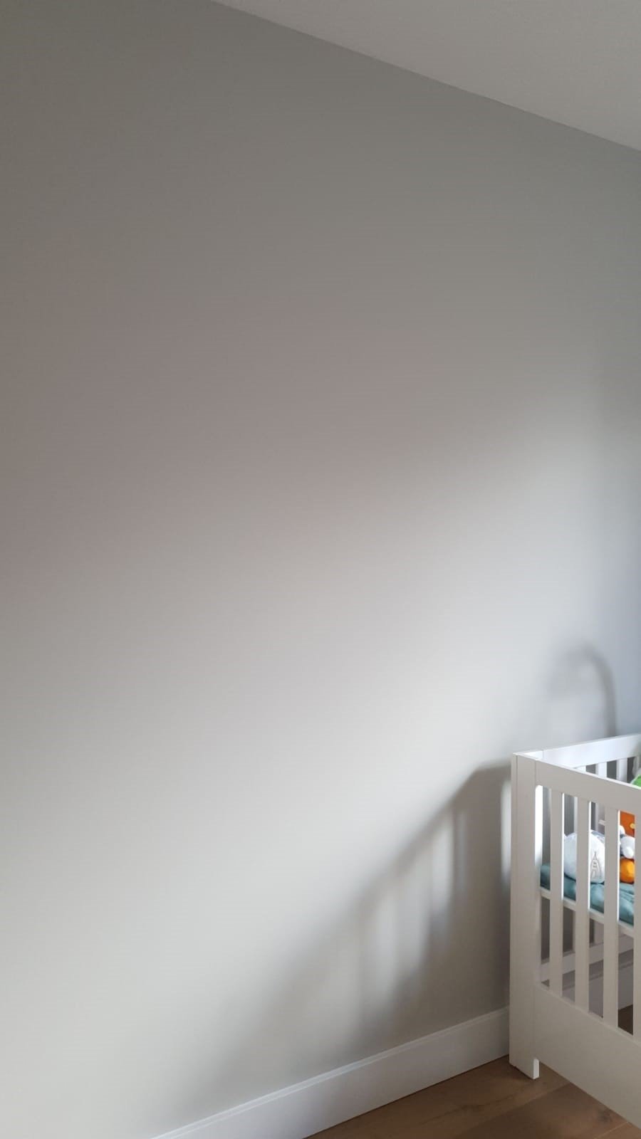 De-Haan-Onderhoud-Stukadoor-Stucwerk-gladde-wand-woonkamer-afwerking-schilderen-grijze-kleur